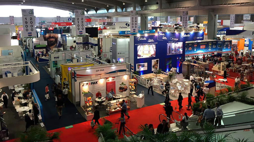 Vista general de Expo Pack en CDMX con stands de proveedores, maquinaria industrial y soluciones de empaque en exhibición.