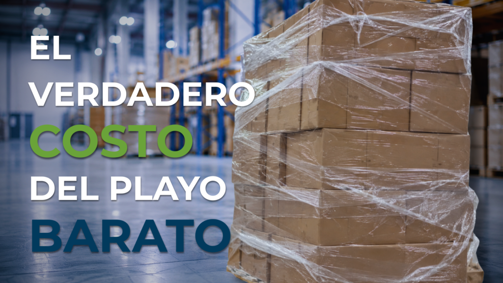 El verdadero costo del playo barato: tarima con stretch film en almacén industrial.