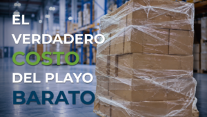 El verdadero costo del playo barato: tarima con stretch film en almacén industrial.